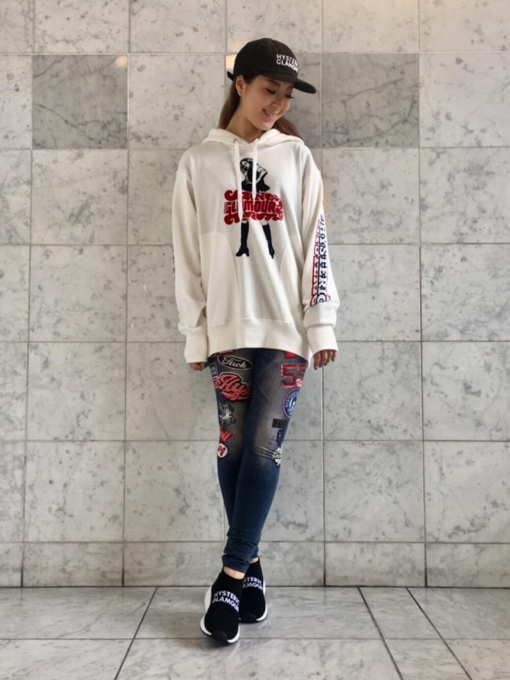 「スニーカー、デニム、カジュアル、キャップ、パーカー、レギンス、大人カジュアル、Hysteric Glamour、ヒステリックグラマー、デニムレギンス」｜「HYSTERIC GLAMOURのHYS SYMBOL LOGO 刺繍キャップ（キャップ、ブラック系）」を使った、Ayakaさん（レディース・161cm）の夏コーディネートの1枚目の写真