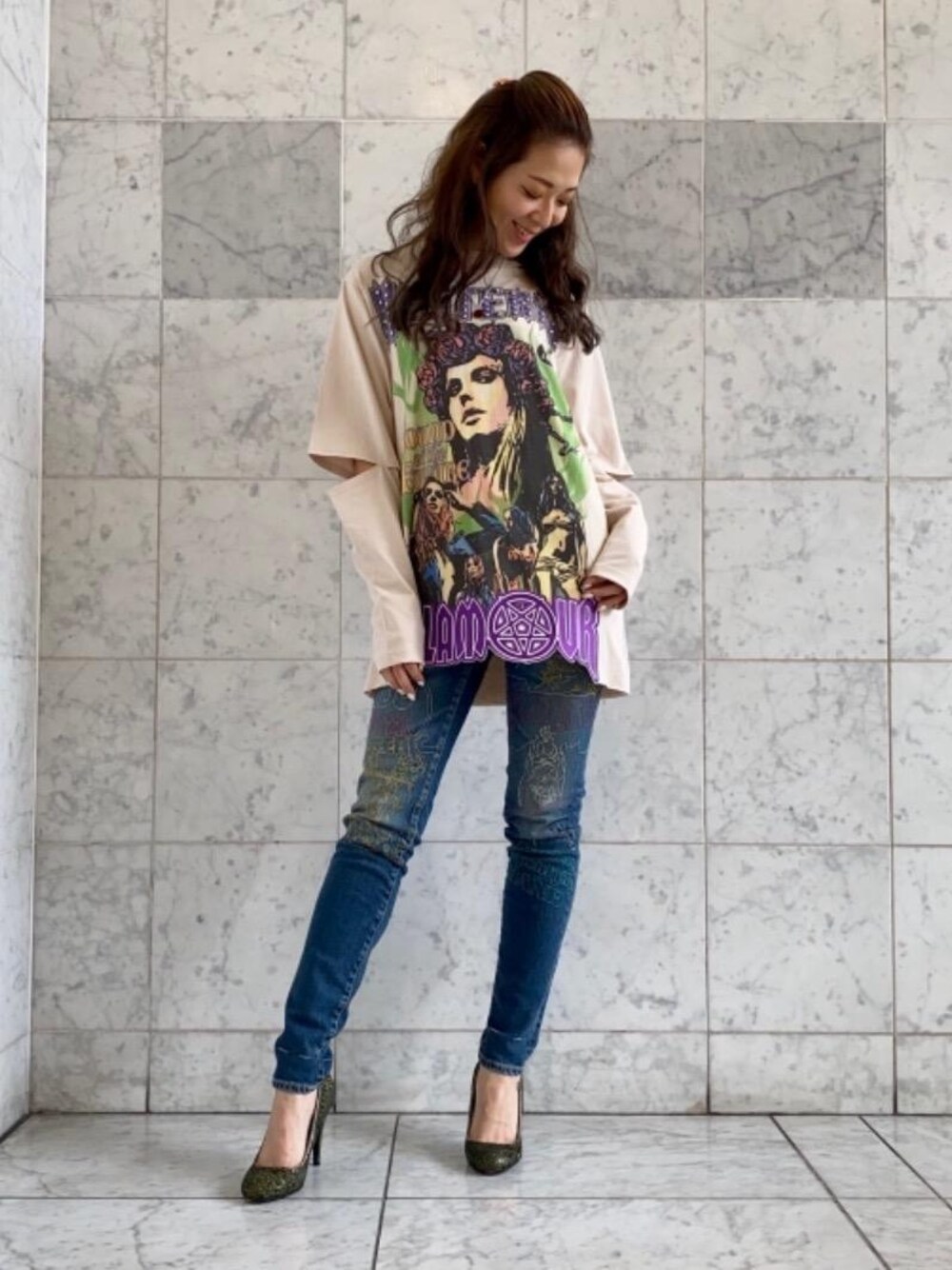 「デニム、スキニー、刺繍、ロンT、Hysteric Glamour、ヒステリックグラマー、秋コーデ、刺繍デニム、ロックコーデ、パンクコーデ」｜「HYSTERIC GLAMOURのHYSTERIC FEVER刺繍 スリムデニムパンツ（デニムパンツ、ブルー系）」を使った、Ayakaさん（レディース・161cm）の秋コーディネートの1枚目の写真