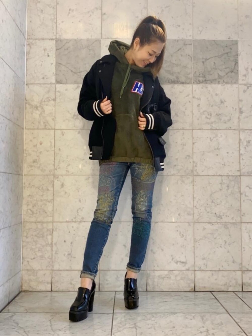 「デニム、ビッグシルエット、ライダース、スキニー、パーカー、ライダースジャケット、フリース、オーバーサイズ、Hysteric Glamour、ヒステリックグラマー」｜「HYSTERIC GLAMOURのHYSTERIC FEVER刺繍 スリムデニムパンツ（デニムパンツ、ブルー系）」を使った、Ayakaさん（レディース・161cm）の冬コーディネートの1枚目の写真