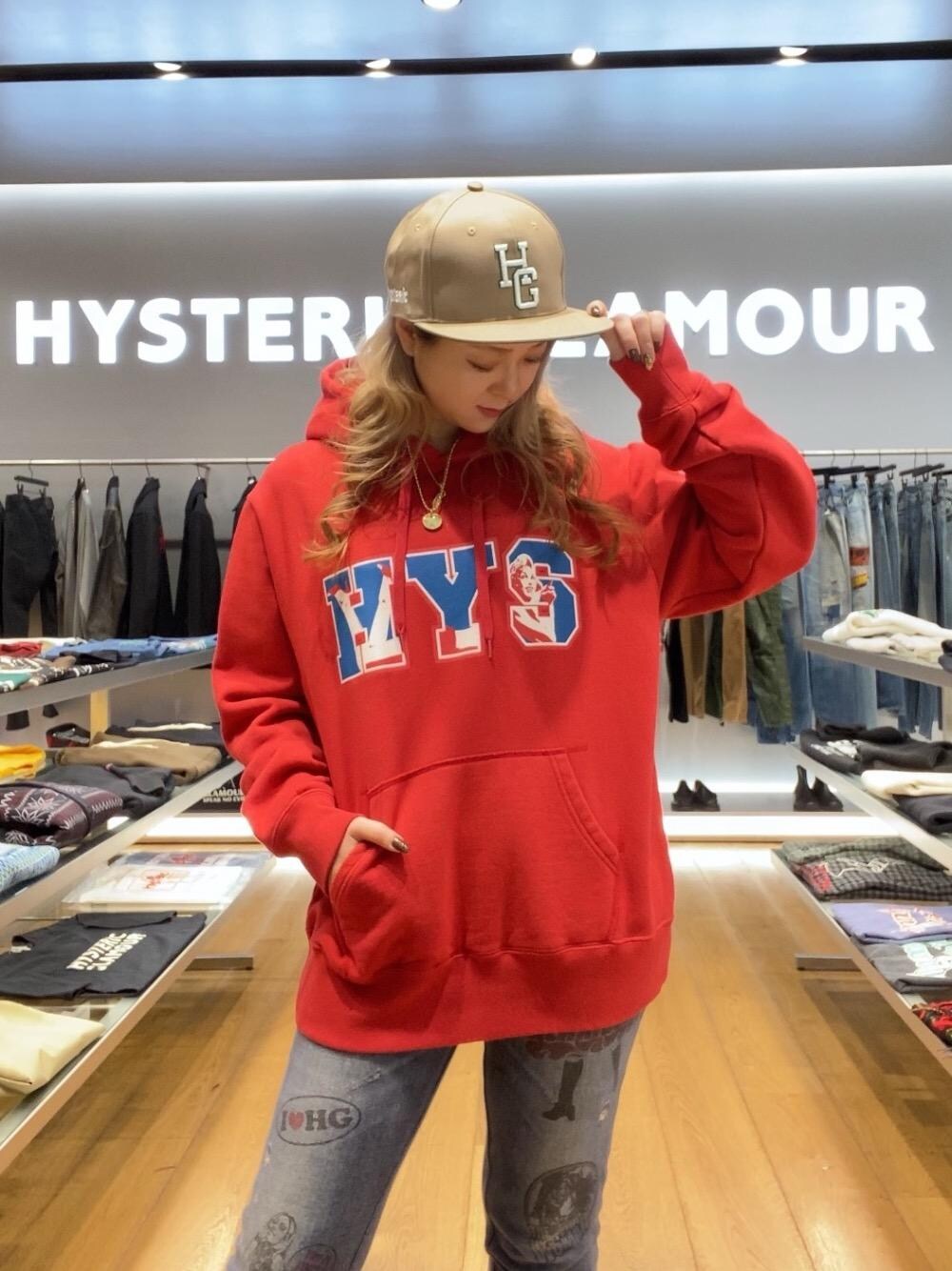 「赤、レギンス、ベースボールキャップ、フーディー、ヒステリックグラマー、でにむ、きゃっぷ、ぱんつ、hysteric glamour、パーカー　」｜「HYSTERIC GLAMOURのWHISKY柄 リバーシブルスウェットパンツ（スウェットパンツ、その他）」を使った、Ayakaさん（レディース・161cm）の冬コーディネートの1枚目の写真