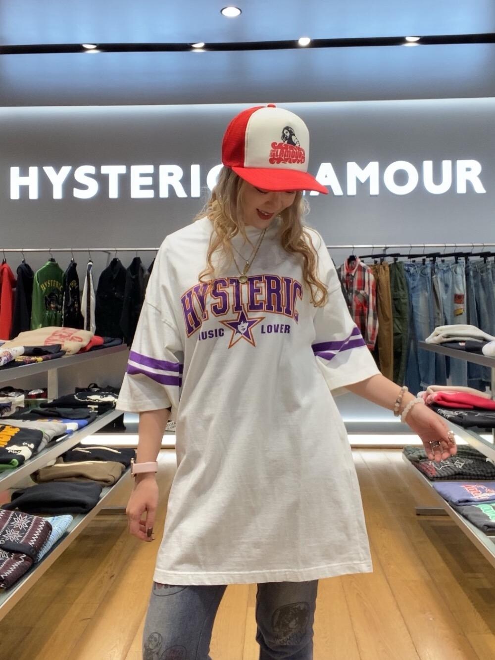 「ユニセックス、メッシュキャップ、ヒステリックグラマー、ビッグサイズ、きゃっぷ、hysteric glamour、Ｔシャツ、わんぴ、ワンピ―ス」｜「HYSTERIC GLAMOURのVIXEN GIRL メッシュキャップ（キャップ、レッド系）」を使った、Ayakaさん（レディース・161cm）の冬コーディネートの1枚目の写真