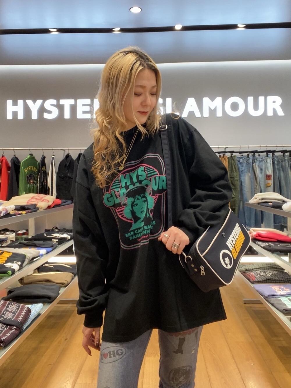 「レギンス、オーバーサイズ、ユニセックス、長袖、ヒステリックグラマー、でにむ、hysteric glamour、ロンT　　、ばっぐ、ショルダーばっぐ」｜「HYSTERIC GLAMOURのCIRCLE GIRL ショルダーバッグ（ショルダーバッグ、ブラック系）」を使った、Ayakaさん（レディース・161cm）の冬コーディネートの1枚目の写真