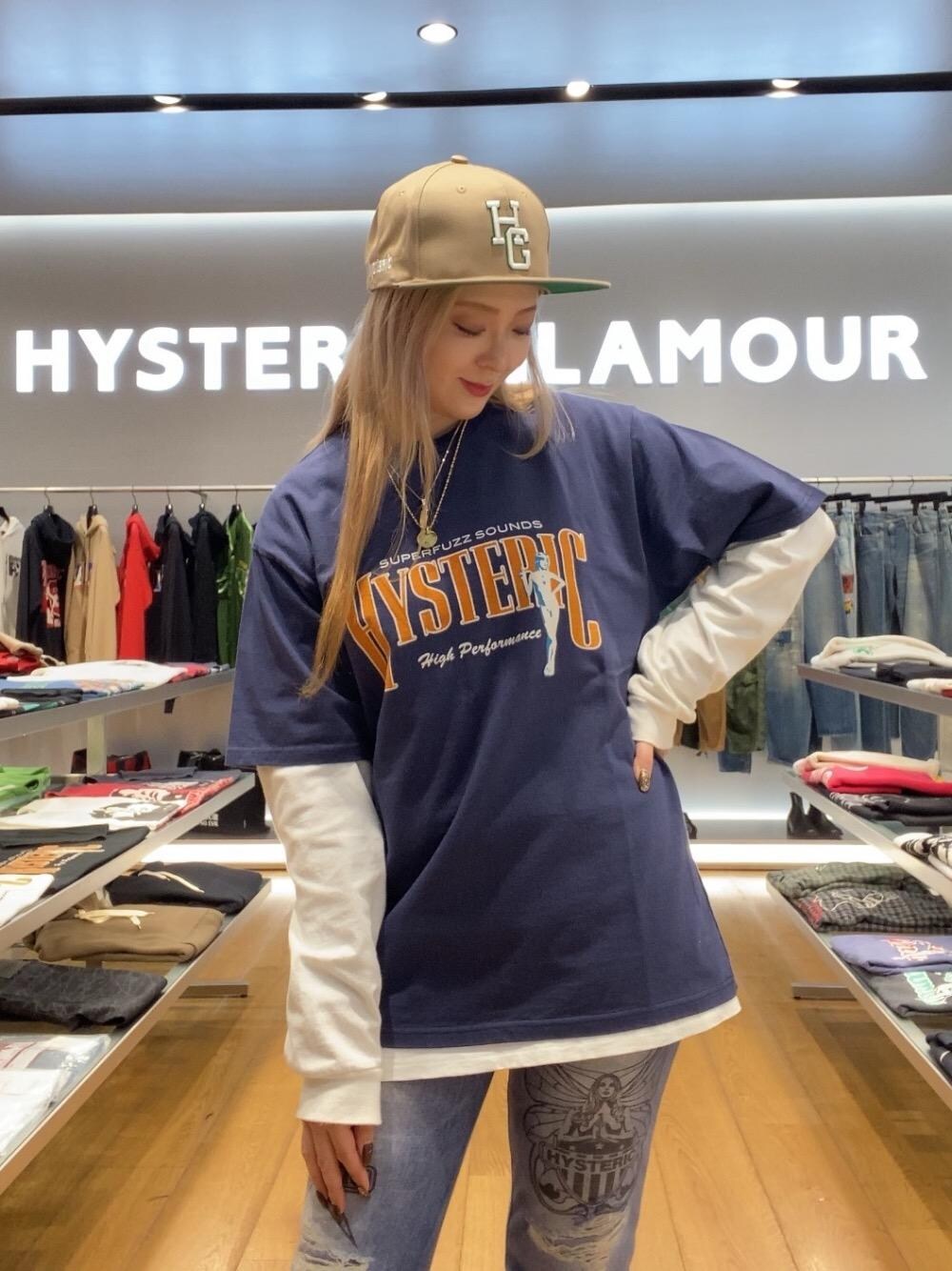 「重ね着、ベースボールキャップ、フレアパンツ、ヒステリックグラマー、でにむ、きゃっぷ、hysteric glamour、れいやーど」｜「HYSTERIC GLAMOURのROCK CITY柄 リバーシブルスウェットパンツ（その他パンツ、その他）」を使った、Ayakaさん（レディース・161cm）の冬コーディネートの1枚目の写真