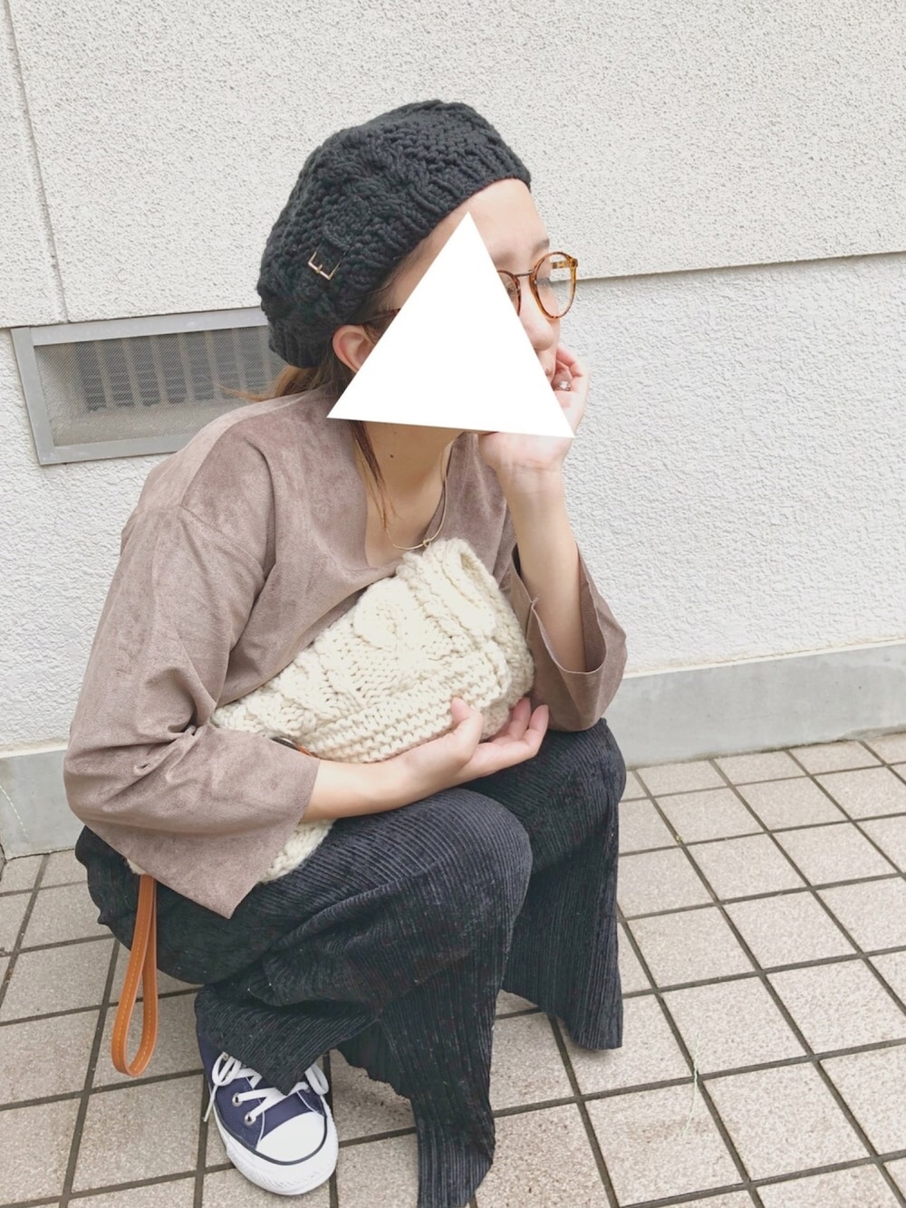 ベージュ系のTシャツ/カットソー、ホワイト系のクラッチバッグ、ブラック系のパンツを着用したレディースの秋コーディネートの1枚目の写真