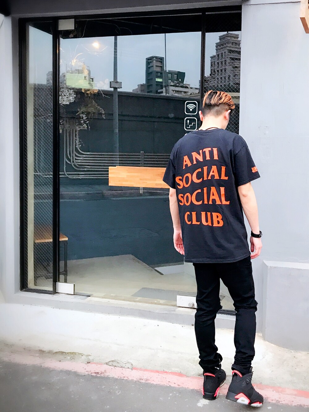 「BEAMS、undefeated、anti social social club、Assc、Jordan、jordan6、vaporize」｜「ANTI SOCIAL SOCIAL CLUBのアイテム（Tシャツ/カットソー、ブラック系）」を使った、Foxさん（メンズ・173cm）の春コーディネートの1枚目の写真