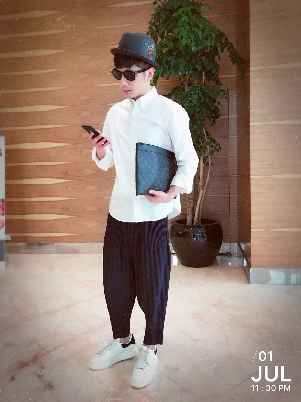 「ISSEY MIYAKE、ISSEY MIYAKE MEN、PLEATS PLEASE、KENZO、new york hat、nhiz、Alexander McQueen、LouisVuitton、Louis Vuitton」｜「ISSEY MIYAKEのアイテム（パンツ、ブルー系）」を使った、Foxさん（メンズ・173cm）の夏コーディネートの1枚目の写真