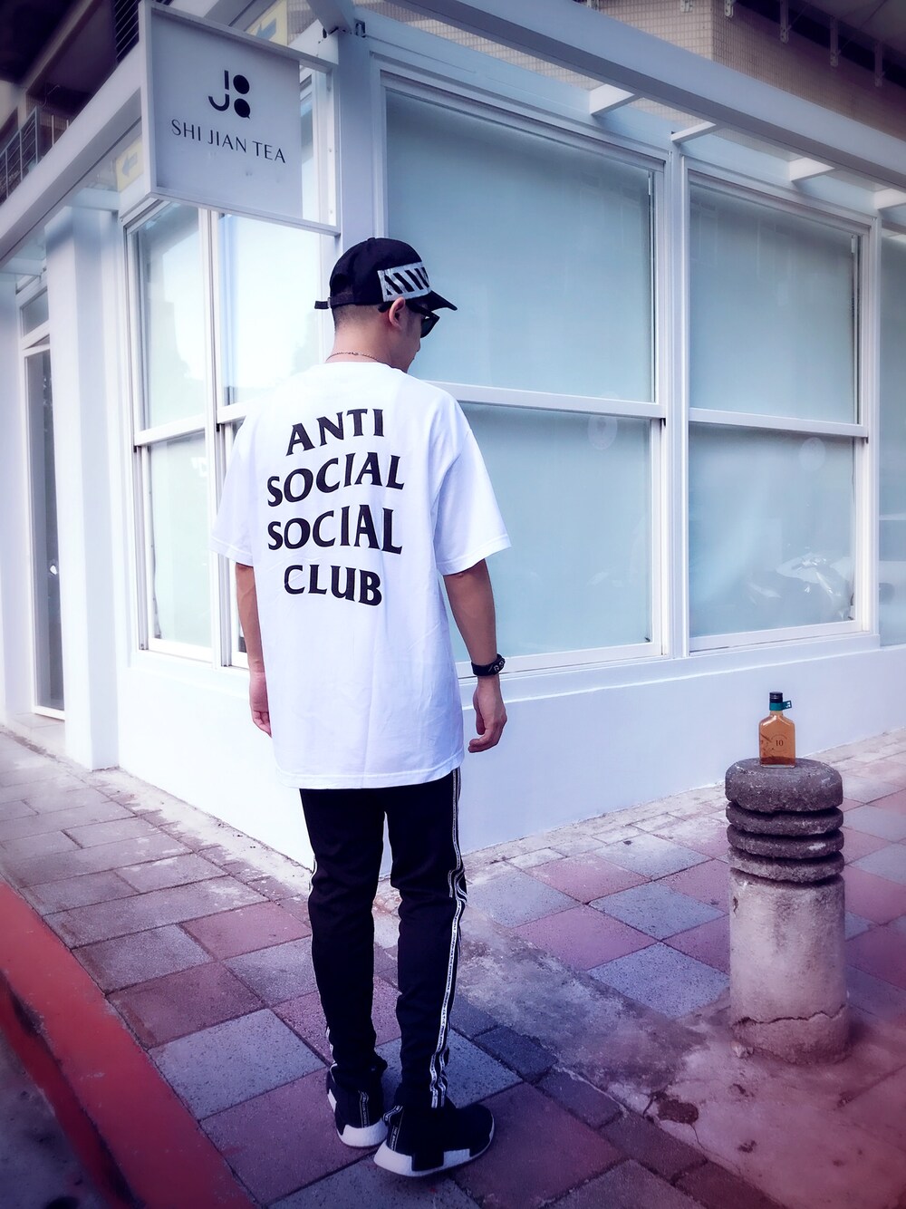 「adidas、adidas originals、off white、antisocialsocialclub、anti social social club、Assc、united arrows、UNITED ARROWS & SONS」｜「off whiteのOFF WHITE 『BRUCHED DIAGONALS』キャップ（キャップ、ブラック系）」を使った、Foxさん（メンズ・173cm）の秋コーディネートの1枚目の写真