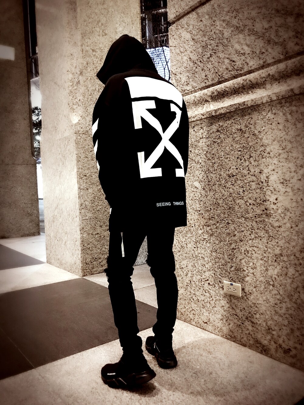 「off white、OFF-WHITE、BALENCIAGA」｜「VAPORIZEのVAPORIZE / Damage Denim Pants（デニムパンツ、ブラック系）」を使った、Foxさん（メンズ・173cm）の冬コーディネートの1枚目の写真