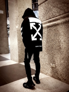 off white(オフホワイト)のパーカーを使った人気ファッション