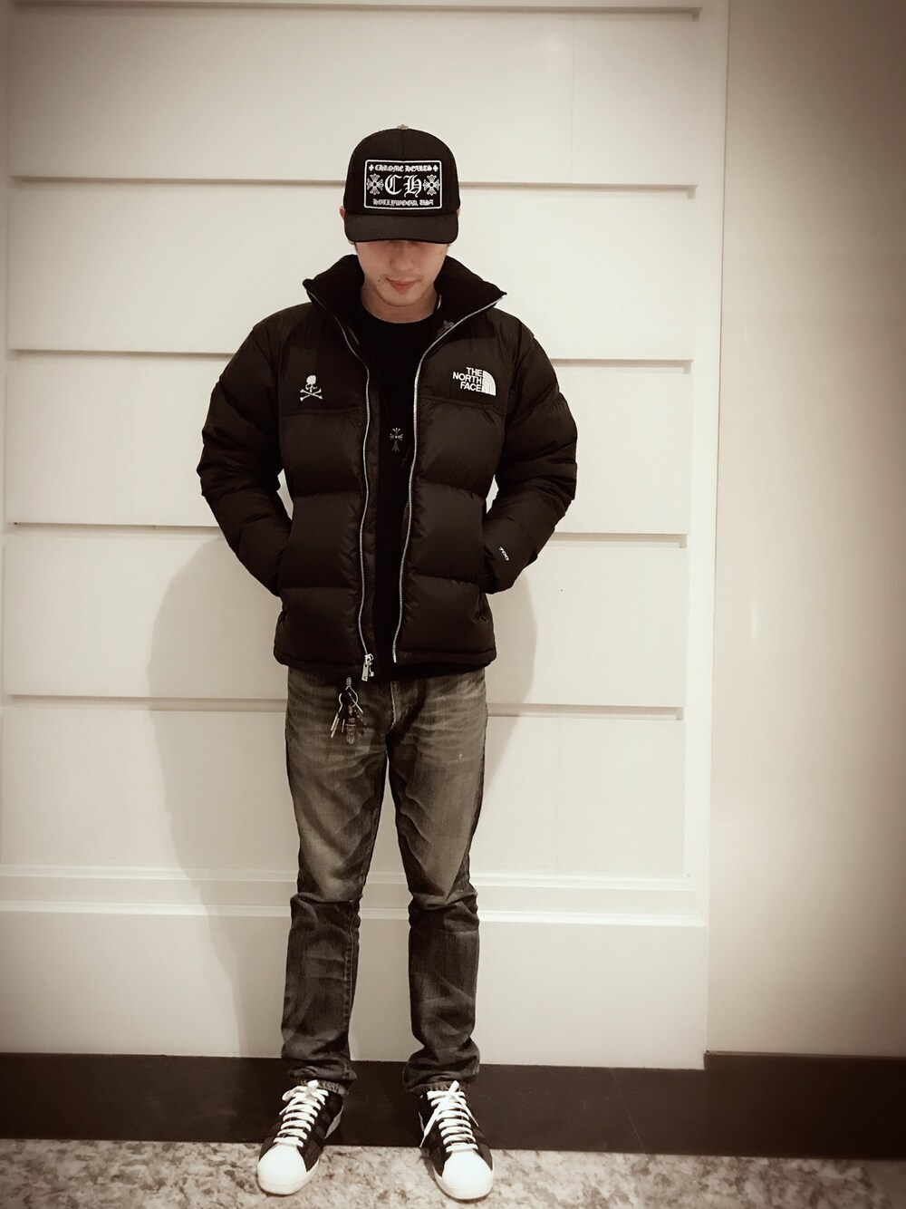 「Chrome Hearts、THE NORTH FACE、mastermind JAPAN、mmj、NEIGHBORHOOD、adidas originals、adidas、adidas superstar」｜「CHROME HEARTSのアイテム（キャップ、ブラック系）」を使った、Foxさん（メンズ・173cm）の冬コーディネートの1枚目の写真