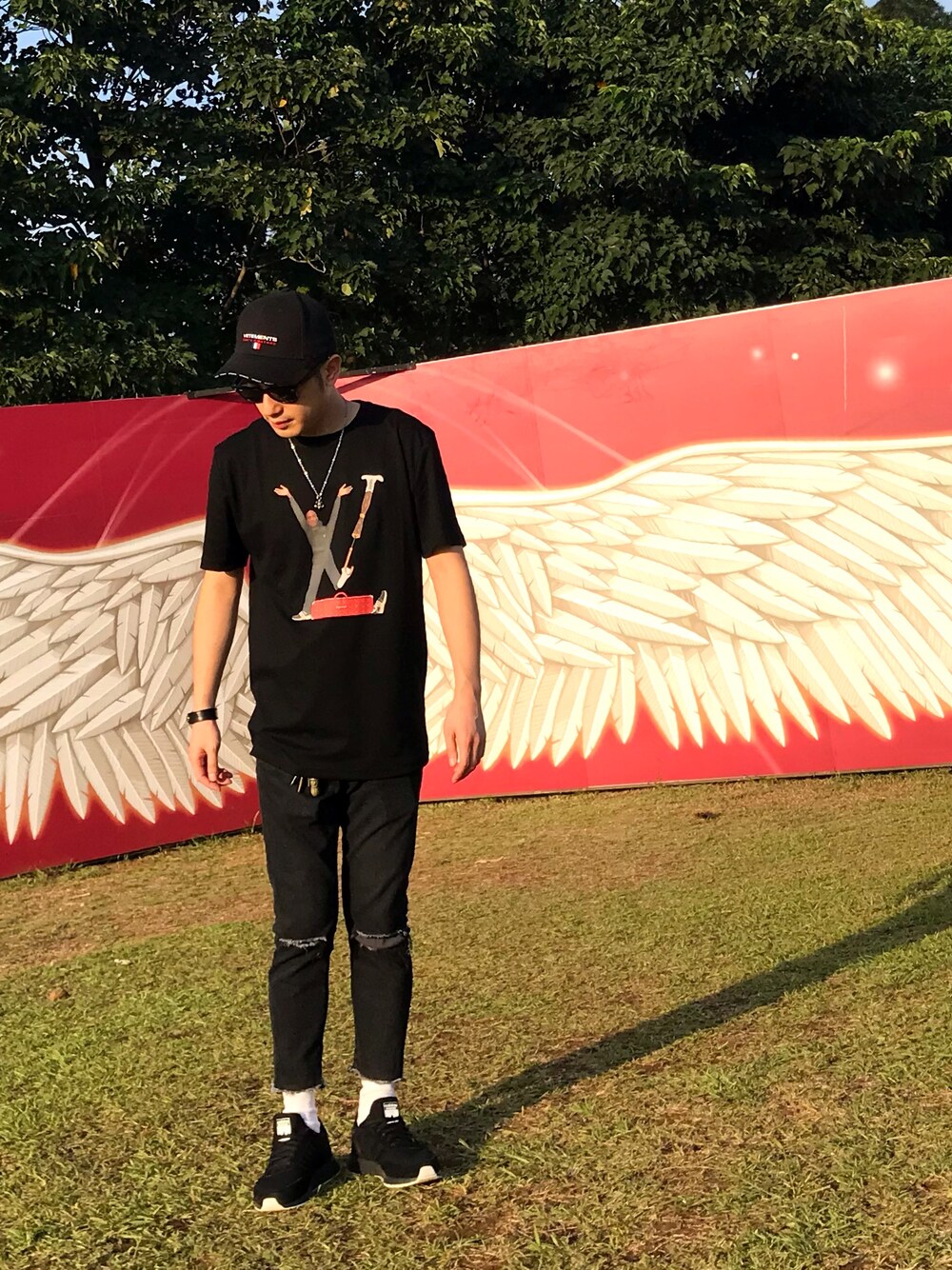 「vetements、adidas originals、adidas、LouisVuitton、supreme、OFF-WHITE、NIKE、THE TEN、inikirunner、LUKER BY NEIGHBORHOOD」｜「VETEMENTSのアイテム（帽子、ブラック系）」を使った、Foxさん（メンズ・173cm）の秋コーディネートの1枚目の写真