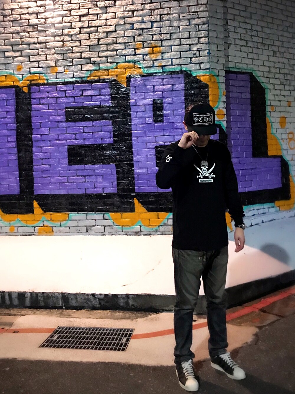 「Chrome Hearts、adidas originals、adidas、NEIGHBORHOOD」｜「CHROME HEARTSのアイテム（帽子、ブラック系）」を使った、Foxさん（メンズ・173cm）の冬コーディネートの1枚目の写真