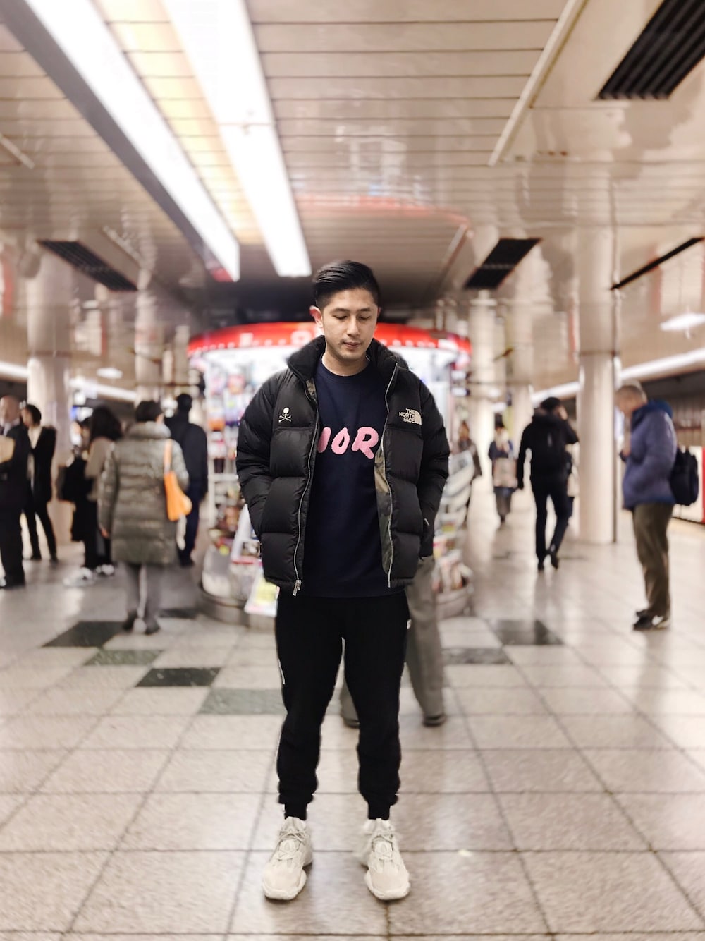 「adidas originals、yeezyboost500、Dior HOMME、kaws、THE NORTH FACE、mastermind JAPAN、TOKYO、yeezy」｜「THE NORTH FACEのアイテム（ダウンジャケット/コート、ブラック系）」を使った、Foxさん（メンズ・173cm）の春コーディネートの1枚目の写真