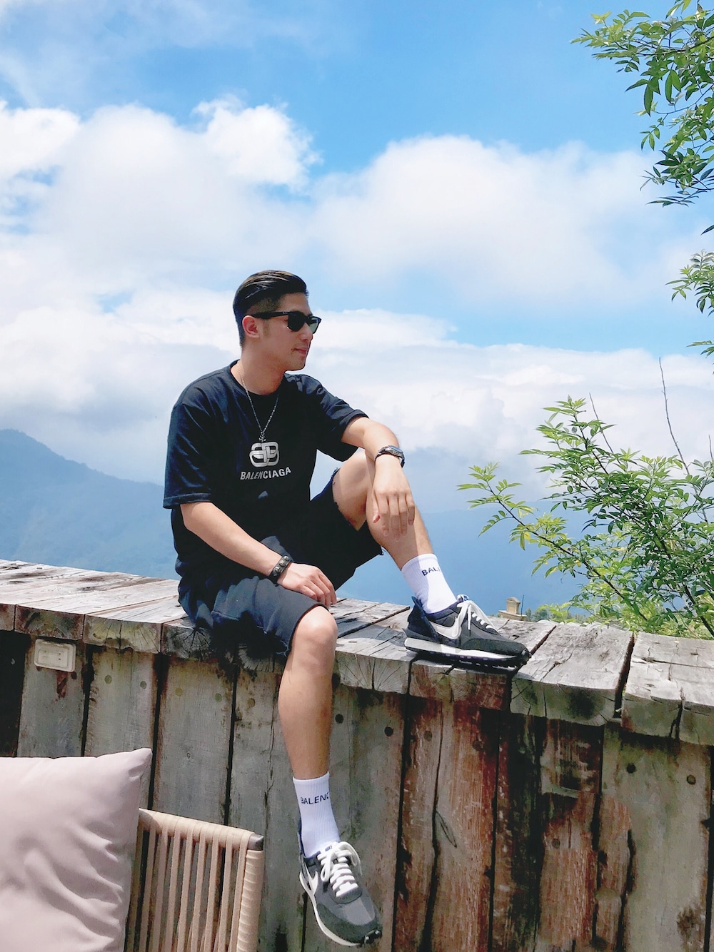 「NIKE、BALENCIAGA、Chrome Hearts、ray-ban、Nike daybreak、UNDER COVER、undercover、summer」｜「BALENCIAGAのBalenciaga Oversized Logo-Print Cotton-Jersey T-Shirt（Tシャツ/カットソー、ブラック系）」を使った、Foxさん（メンズ・173cm）の秋コーディネートの1枚目の写真