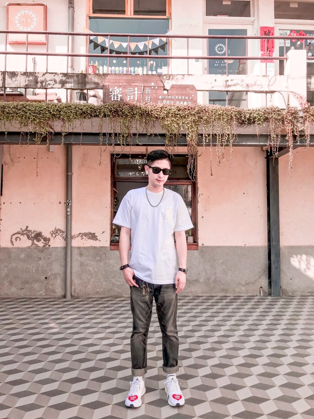 「summer、adidas、NEIGHBORHOOD、HUMAN MADE、adidas originals、ray ban、Chrome Hearts、Pharrell Williams」｜「NEIGHBORHOODのアイテム（Tシャツ/カットソー、ホワイト系）」を使った、Foxさん（メンズ・173cm）の秋コーディネートの1枚目の写真