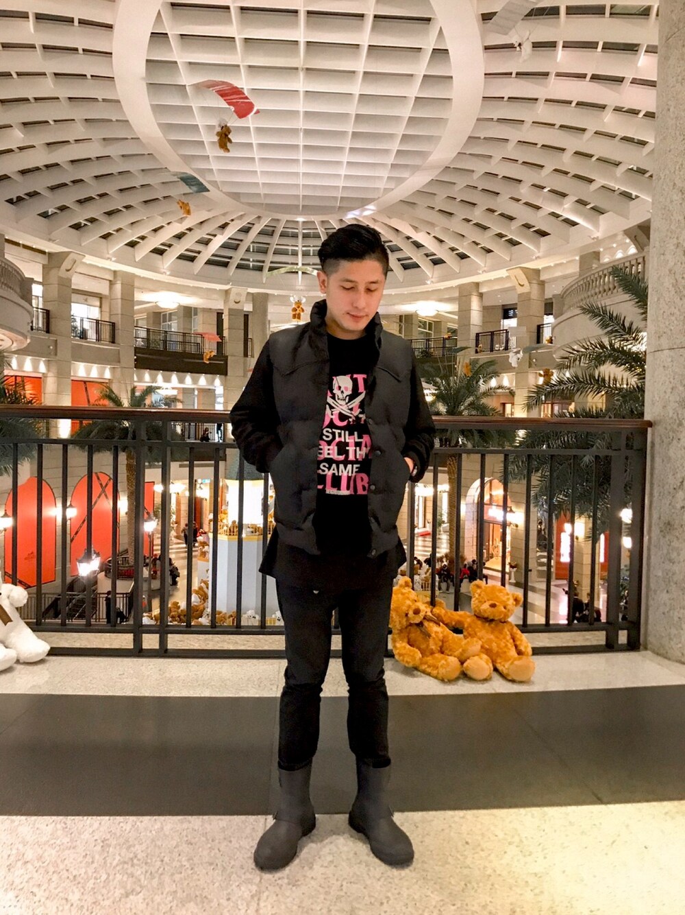 「NEIGHBORHOOD、antisocialsocialclub、HUNTER、BEAMS、Rocky Mountain、Rocky Mountain Featherbed」｜「NEIGHBORHOODのアイテム（Tシャツ/カットソー、ブラック系）」を使った、Foxさん（メンズ・173cm）の冬コーディネートの1枚目の写真