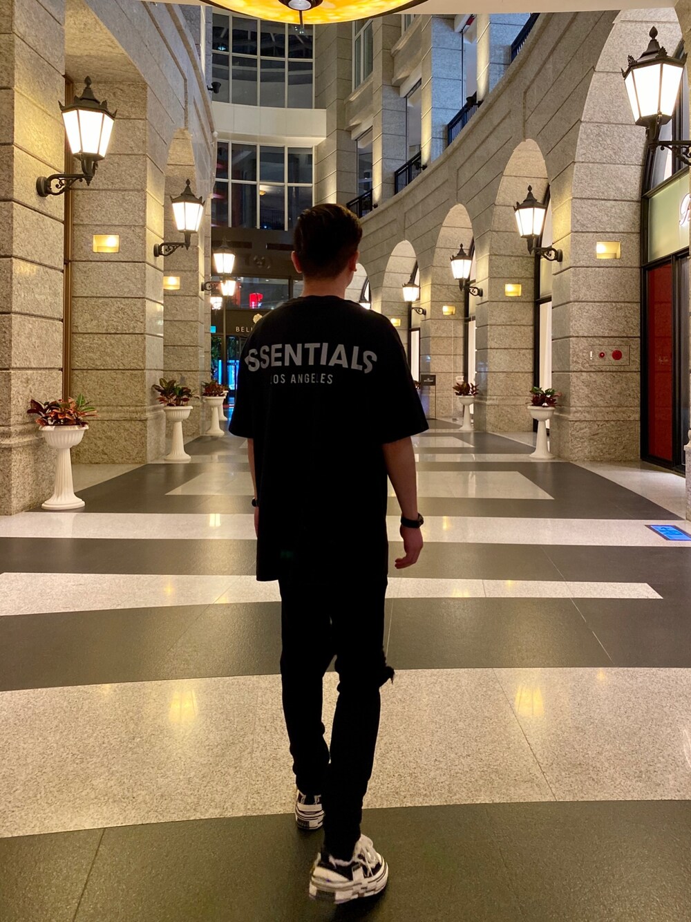 「summer、fog、fogEssentials、fear of god、xvessel、BEAMS、Chrome Hearts、converse、chromehearts」｜「FOG ESSENTIALSのESSENTIALS/エッセンシャルズ FOG Essentials "LA" Limit Tee Tシャツ（Tシャツ/カットソー、ブラック系）」を使った、Foxさん（メンズ・173cm）の秋コーディネートの1枚目の写真