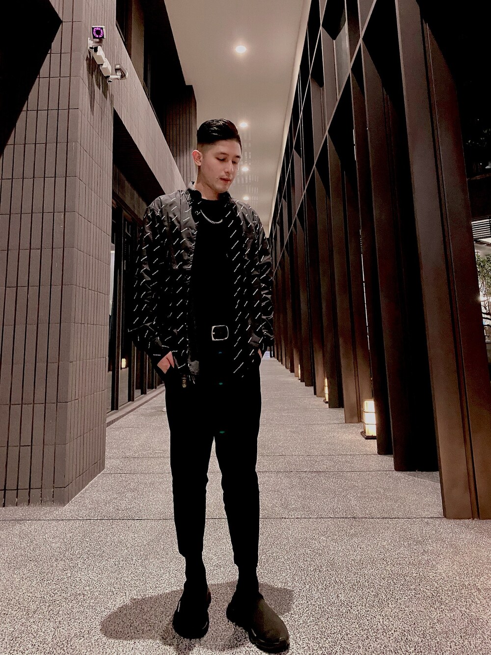 「BALENCIAGA、IZZUE」｜「BALENCIAGAのBalenciaga Button-Down Collar Logo-Print Cotton Shirt（シャツ/ブラウス、ブラック系）」を使った、Foxさん（メンズ・173cm）の秋コーディネートの1枚目の写真