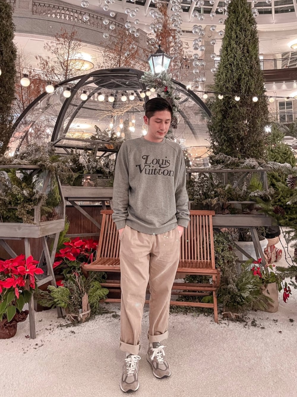 「LouisVuitton、Louis Vuitton、NIGO®、LV、New Balance、990v2、LOUIS  VUITTON、christmas」｜「LOUIS VUITTONのアイテム（スウェット、グレー系）」を使った、Foxさん（メンズ・173cm）の冬コーディネートの1枚目の写真