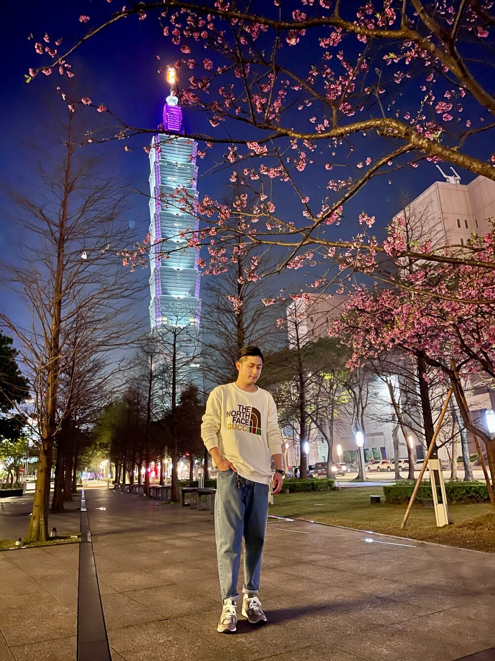 「GUCCI、THE NORTH FACE、Taiwan、TAIPEI、taipei101、New Balance、newbalance990、BEAMS、beams plus、sakura」｜「GUCCIのアイテム（トップス、ホワイト系）」を使った、Foxさん（メンズ・173cm）の春コーディネートの1枚目の写真