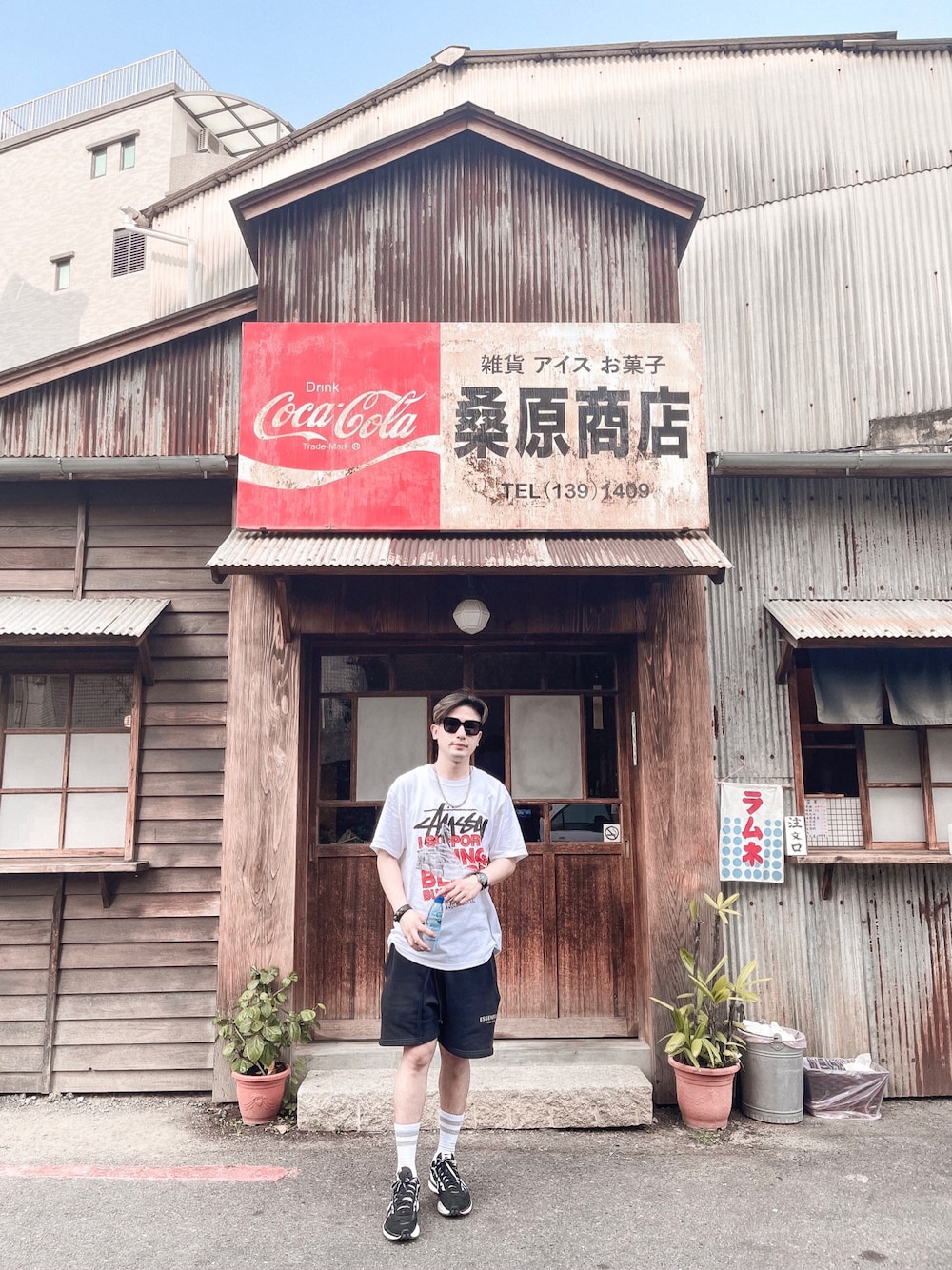 「summer、NIKE、sacai、stussy、OFF-WHITE、fogEssentials、fog、nike x sacai、Chrome Hearts」｜「gentle monsterのアイテム（サングラス、ブラック系）」を使った、Foxさん（メンズ・173cm）の春コーディネートの1枚目の写真