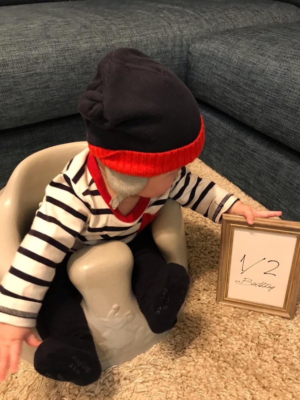 「ハーフバースデー、babygap、くまさんタイツ、6ヶ月」｜「babyGAPのアイテム（トップス、ホワイト系）」を使った、yさん（キッズ・70cm）の冬コーディネートの1枚目の写真