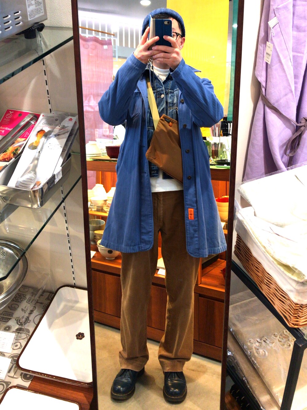 「ニット帽、ジージャン、リーバイス、Levi's、サコッシュ、PORTER、ポーター、コーデュロイパンツ、ドクターマーチン、Dr.Martens」｜「Dr. Martensのアイテム（シューズ、ブルー系）」を使った、Yoshiotaniさん（メンズ・170cm）の冬コーディネートの1枚目の写真