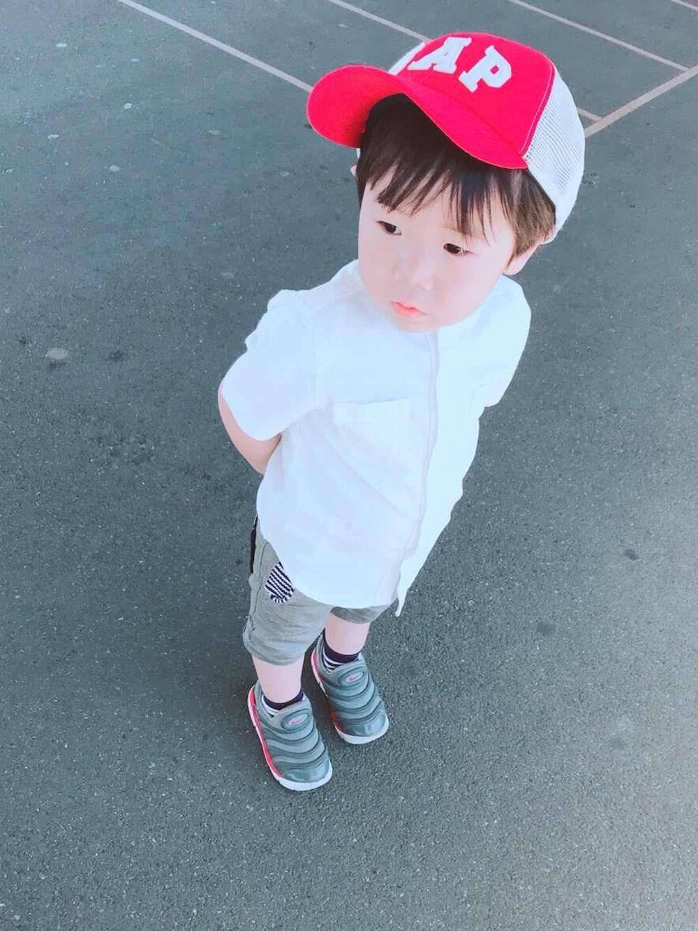 「カジュアルコーデ、パンツスタイル、キッズコーデ、キッズファッション、NIKE、BREEZE、GAP、HusHusH、キッスコーデ、夏コーデ」｜「BREEZEのネット限定バンドカラーシャツ（シャツ/ブラウス、ホワイト系）」を使った、momonokouhaiさん（キッズ・100cm）の夏コーディネートの1枚目の写真