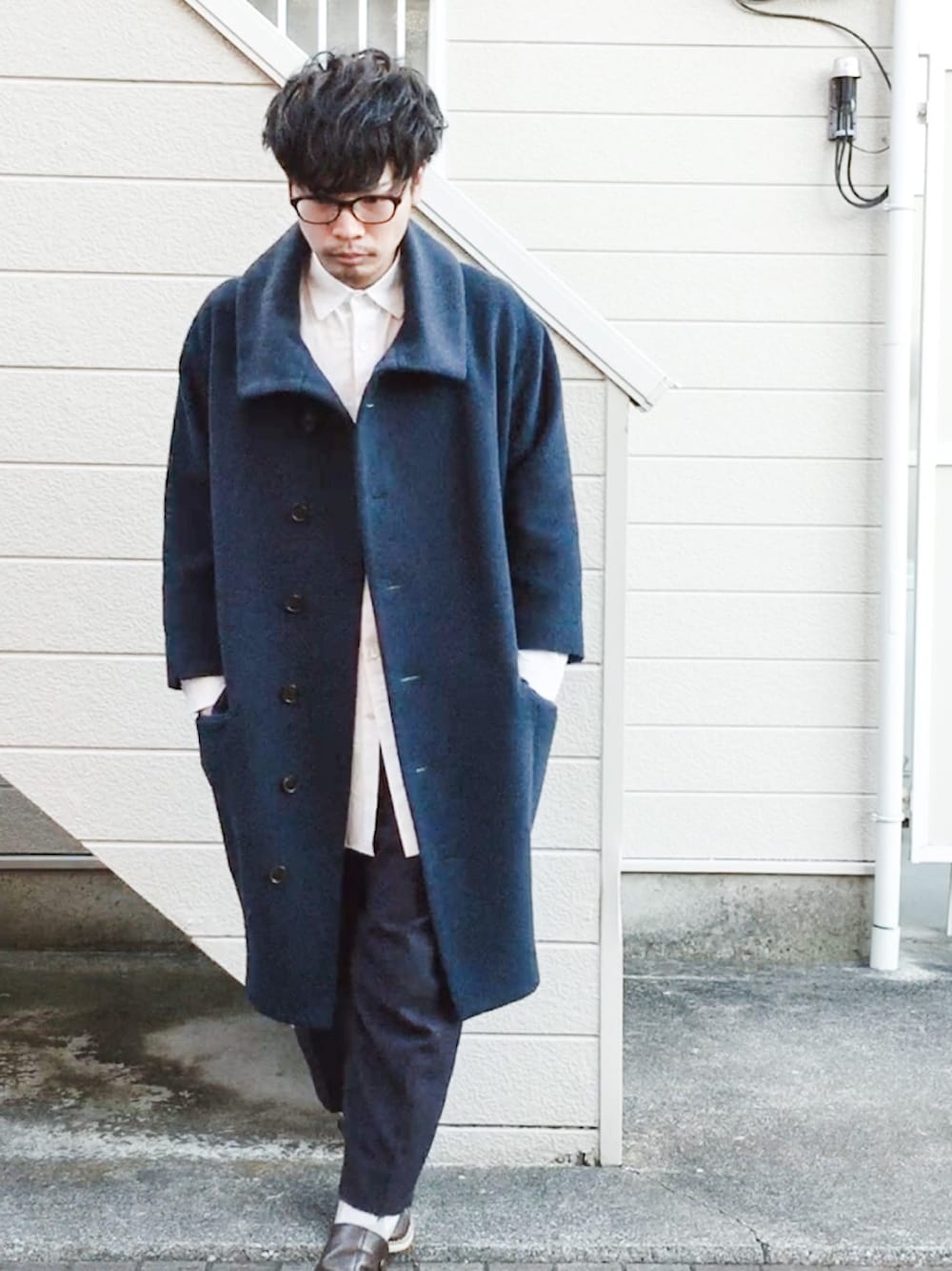 ブルー系のその他アウター、ホワイト系のシャツ/ブラウス、ブルー系のその他パンツを着用したメンズの冬コーディネートの1枚目の写真