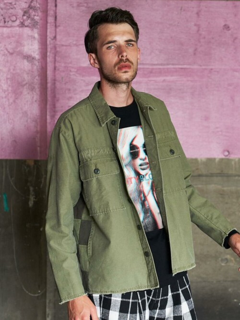 「ミリタリー、秋のコーデ、チェッカーフラッグ、jackrose」｜「JACKROSEのカットオフバックチェッカーシャツジャケット（ミリタリージャケット、グリーン系）」を使った、JACKROSE OFFICIALさん（メンズ・182cm）の秋コーディネートの1枚目の写真