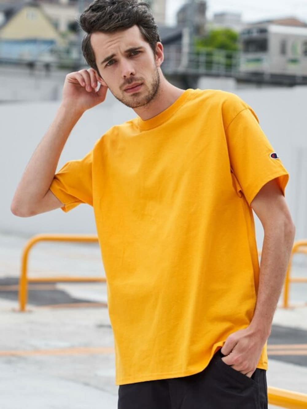 ゴールド系のTシャツ/カットソーを着用したメンズの春コーディネートの1枚目の写真