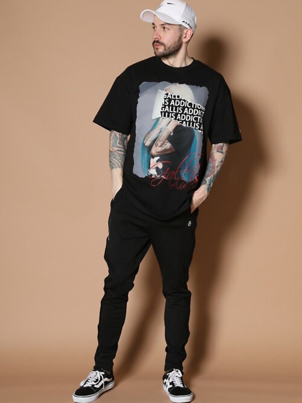 ブラック系のTシャツ/カットソーを着用したメンズの春コーディネートの1枚目の写真