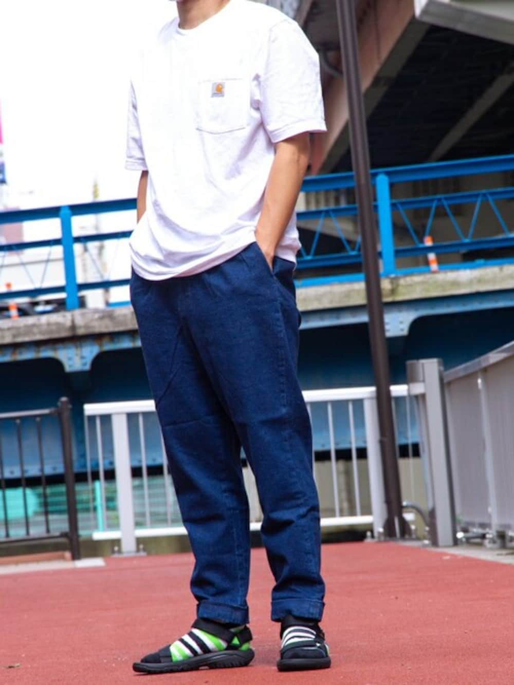 ホワイト系のTシャツ/カットソー、ブルー系のデニムパンツ、ブラック系のサンダルを着用したメンズの夏コーディネートの1枚目の写真