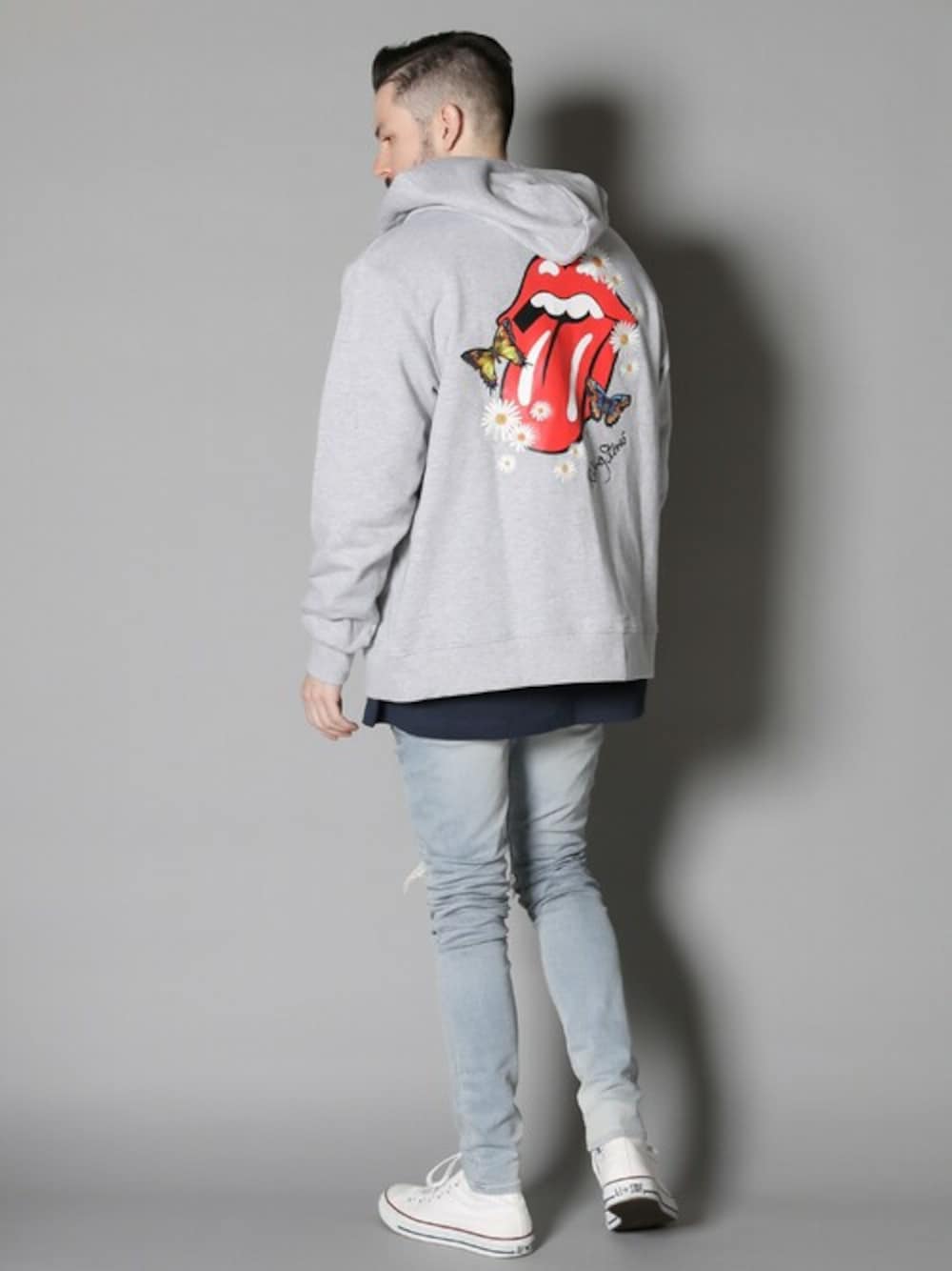 グレー系のパーカー、ブルー系のデニムパンツを着用したメンズの冬コーディネートの1枚目の写真