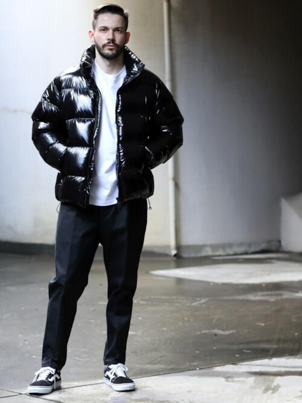 ブラック系のダウンジャケット/コートを着用したメンズの冬コーディネートの1枚目の写真