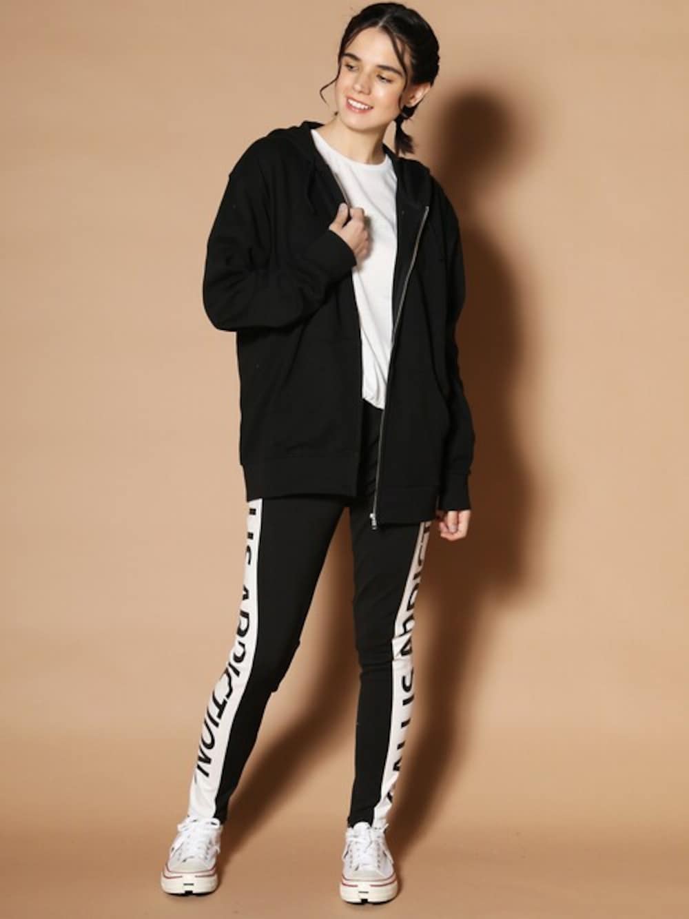 ブラック系のパーカーを着用したレディースの冬コーディネートの1枚目の写真