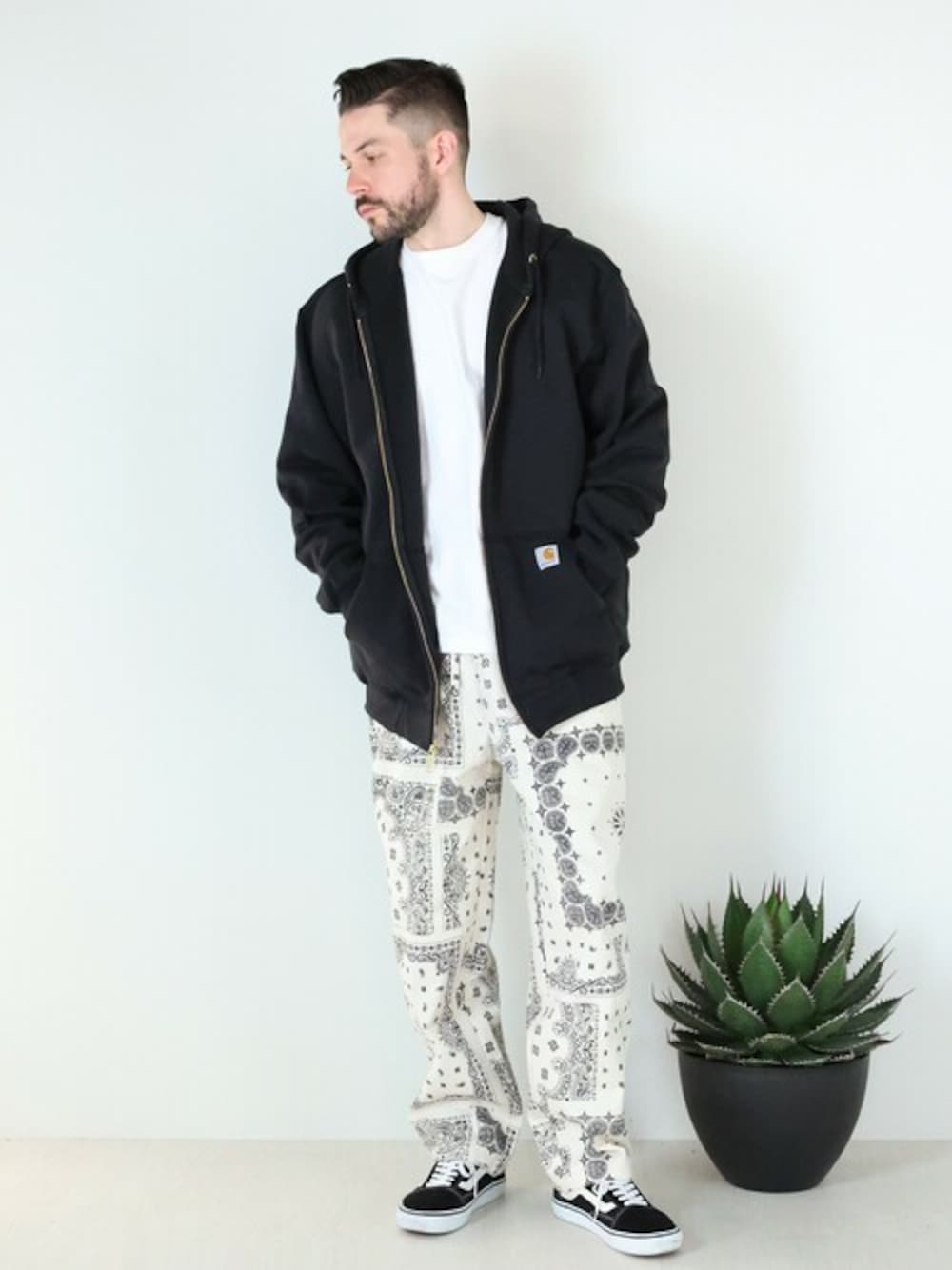 ブラック系のパーカー、その他のその他パンツを着用したメンズの冬コーディネートの1枚目の写真