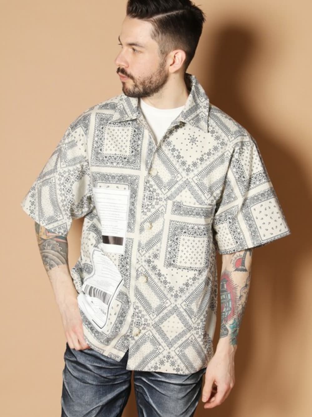 ホワイト系のシャツ/ブラウスを着用したメンズの春コーディネートの1枚目の写真