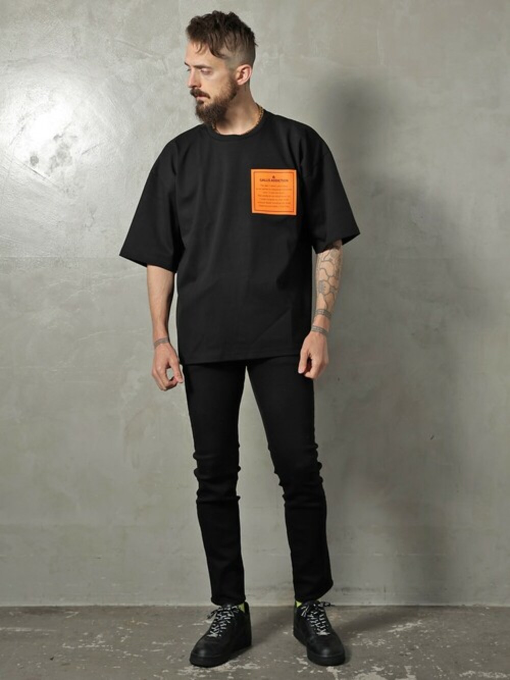 ブラック系のTシャツ/カットソー、ブラック系のデニムパンツを着用したメンズの春コーディネートの1枚目の写真