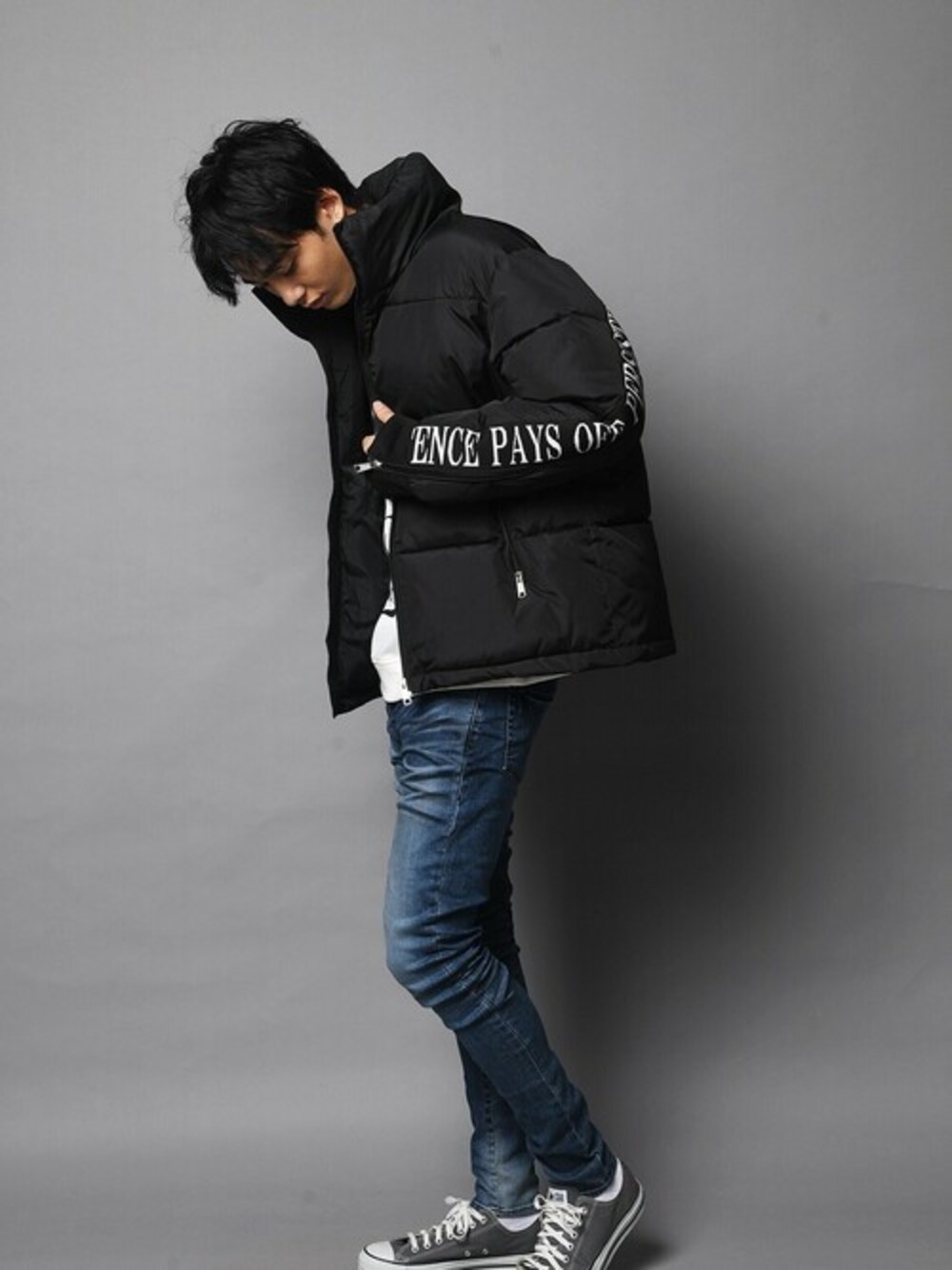 ブラック系のブルゾン、ブルー系のデニムパンツを着用したメンズの冬コーディネートの1枚目の写真