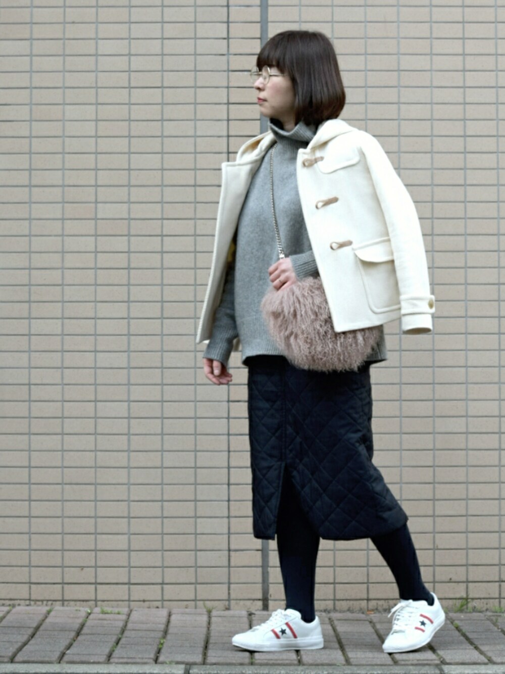 「アダルトおカワたん部、ボブ、一眼レフ、ダッフルコート、ピンク、ファー小物、コンバース、タートルネック、タイトスカート、オトナ女子」｜「AP STUDIOのアイテム（ニット/セーター、グレー系）」を使った、*kumiko*さん（レディース・157cm）の冬コーディネートの1枚目の写真