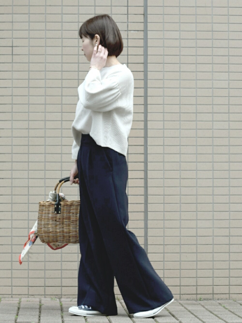 「アダルトおカワたん部、ボブ、コンバース、モノトーン、休日スタイル、ワイドパンツ、かごバッグ、スカーフ、ボリューム袖、春ニット」｜「SLOBE IENAのMANIPURI SCARF CARNIVAL（バンダナ/スカーフ、レッド系）」を使った、*kumiko*さん（レディース・157cm）の春コーディネートの1枚目の写真