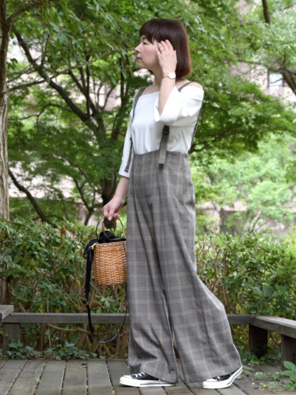 ブラック系のスニーカー、ベージュ系のその他パンツ、ブラウン系のバッグを着用したレディースの夏コーディネートの1枚目の写真