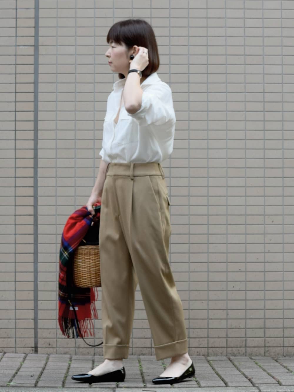 「ボブ、きれいめカジュアル、チェックストール、かごバッグ、パンプス、白シャツ、秋色、ブラック、ホワイト、休日スタイル」｜「FABIO RUSCONIの【Fabio Rusconi】 フラットパンプス◆（パンプス、ブラック系）」を使った、*kumiko*さん（レディース・158cm）の秋コーディネートの1枚目の写真