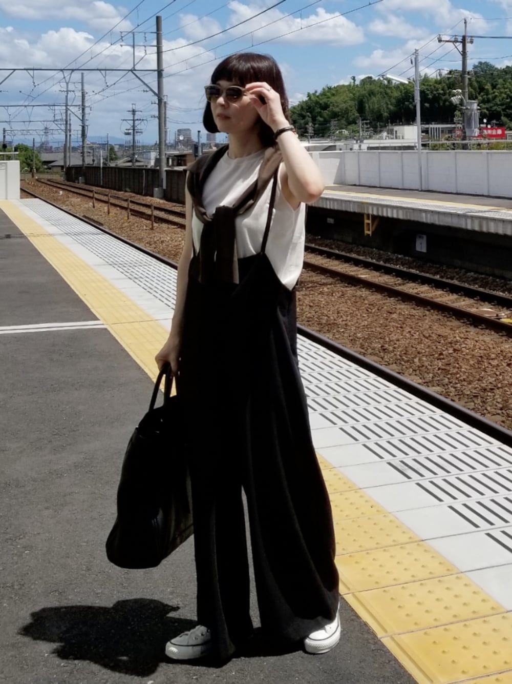「オトナ女子、ブラウン、モノトーン、ノースリーブ、肩掛けカーデ、サロペット、トートバッグ、サングラス、ボブ、ブラック」｜「VERMEIL par ienaのアイテム（アクセサリー、ゴールド系）」を使った、*kumiko*さん（レディース・158cm）の夏コーディネートの1枚目の写真