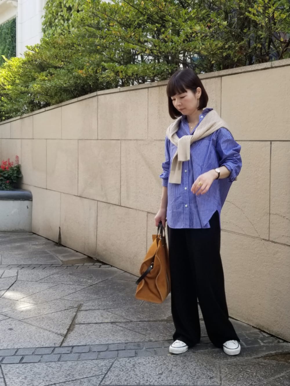 「大人ガーリー、スニーカー、ケーブルニット、シャツスタイル、ストライプ、ワイドパンツ、ニットパンツ、ボブ、キャメル、休日スタイル」｜「娘と丸の内へ🏉のアイテム（ラッピングキット、ブラウン系）」を使った、*kumiko*さん（レディース・158cm）の秋コーディネートの1枚目の写真