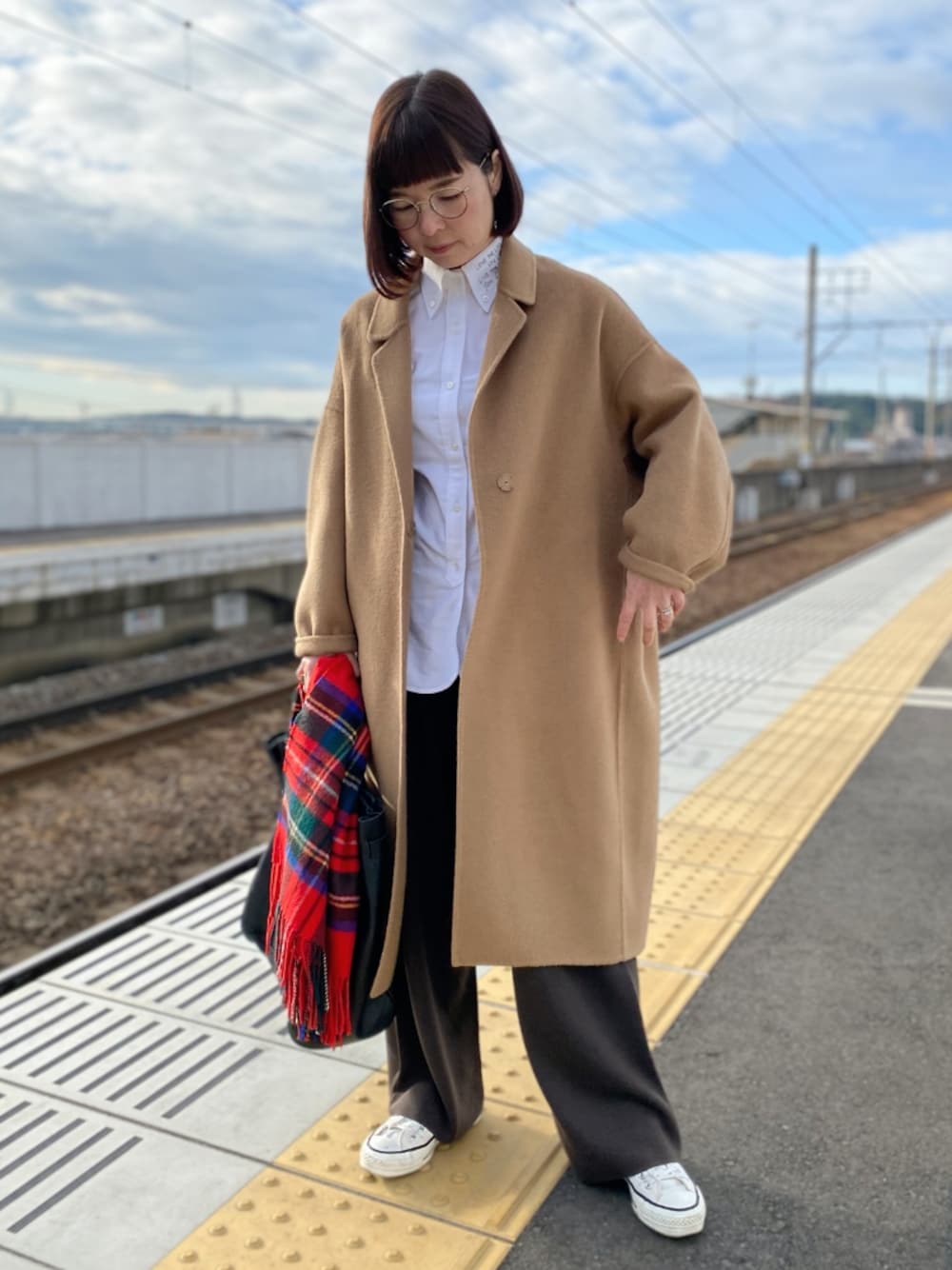 「ベージュ、コンバース、キャメル、ニットパンツ、チェックストール、白シャツ、ボブ、メガネ女子、チェスターコート、オーバーサイズ」｜「IENAのミラノリブパンツ◆（その他パンツ、グレー系）」を使った、*kumiko*さん（レディース・158cm）の冬コーディネートの1枚目の写真