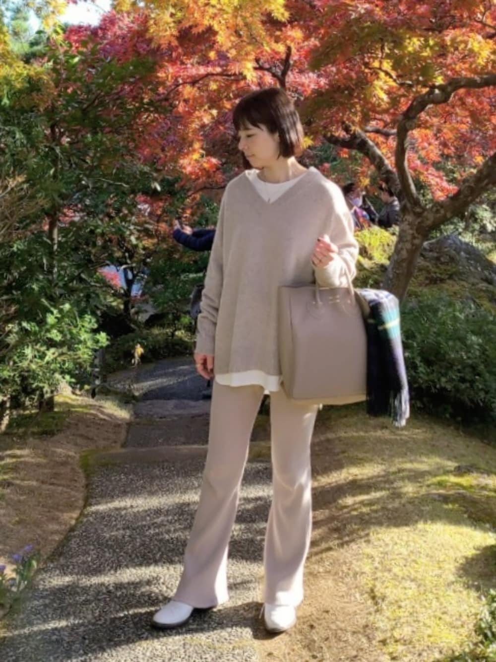 「レザーLOVEスナップ、大人女子、ワントーンコーデ、ゆるニット、レイヤードスタイル、ベージュ、ニットパンツ、ボブ、レースアップシューズ、オトナカジュアル」｜「IENAのラウンドテールプルオーバー◆（Tシャツ/カットソー、ホワイト系）」を使った、*kumiko*さん（レディース・158cm）の秋コーディネートの1枚目の写真