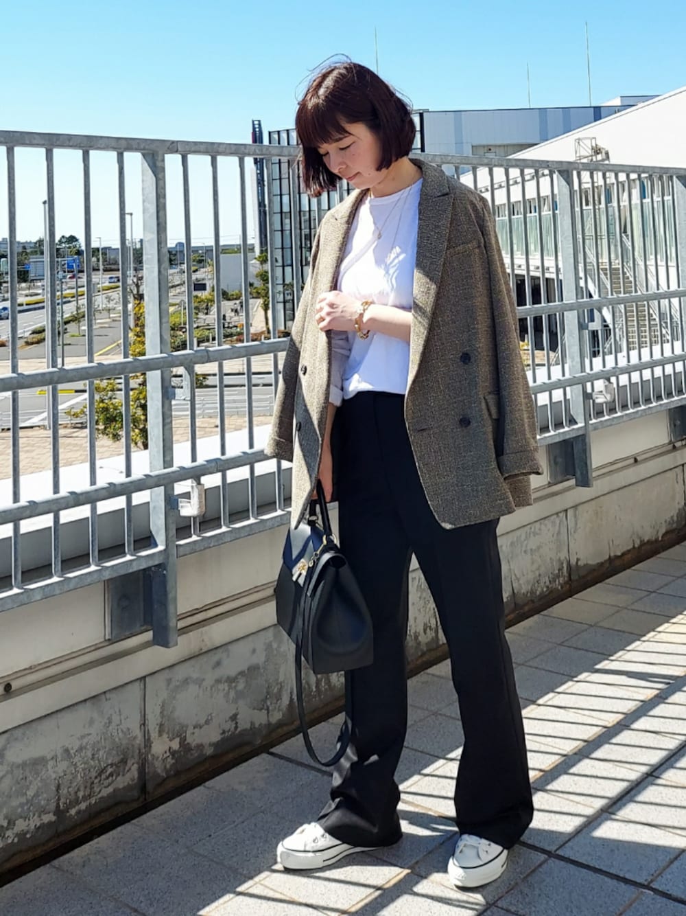 「春めきシューズ、春コーデ、パンツスタイル、モノトーンコーデ、スニーカー、ジャケット、ボブ、オトナカジュアル、休日スタイル、スニーカーコーデ」｜「AP STUDIOのPVCキーチャームボストン（バッグ、ブラック系）」を使った、*kumiko*さん（レディース・158cm）の春コーディネートの1枚目の写真