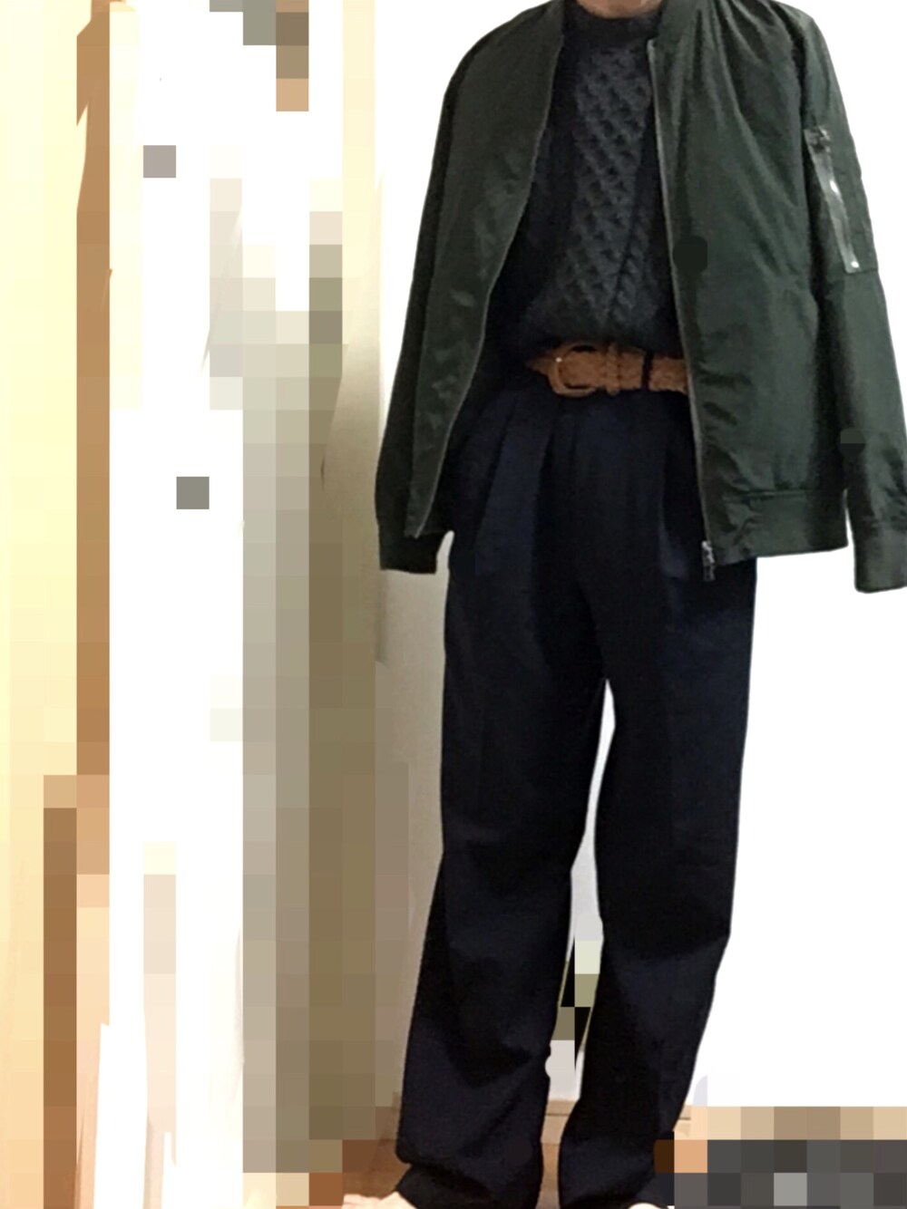 「ニット、ゆるパンツ、シャツイン」｜「GUのMA-1・カーキ（MA-1、グリーン系）」を使った、ユシンさん（メンズ・170cm）の秋コーディネートの1枚目の写真